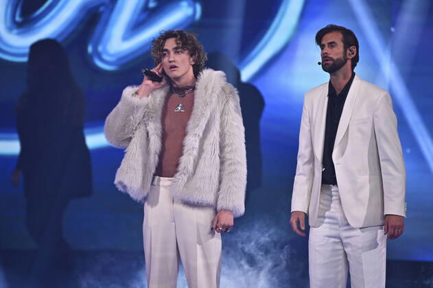 STOCKHOLM 20221125 Albin Tingwall during Friday nights final in Idol in Tele2 Arena To the right the presenter Pär Lernström Stockholm Sweden x10090x,  Copyright: xClaudioxBresciani TTx IDOL 2022 FINAL