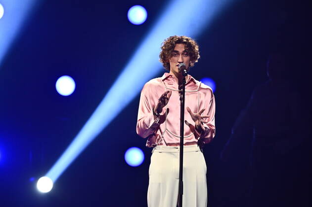 STOCKHOLM 20221125 Albin Tingwall during Friday nights final in Idol in Tele2 Arena To the right the presenter Pär Lernström Stockholm Sweden x10090x, Copyright: xClaudioxBresciani TTx IDOL 2022 FINAL