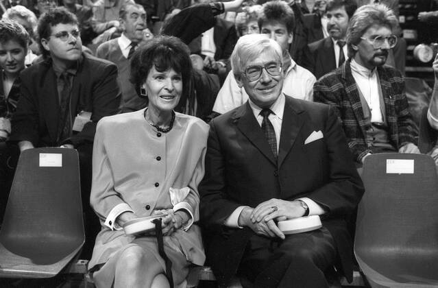 Christian Schwarz Schilling with his wife Marie Luise 12 88 ru Marie Luise and Christian Schwarz Schilling at the premiere of Nase vorn ZDF on December 10, 1988 germany german german man ex former federal minister post minister post and telecommunications tele