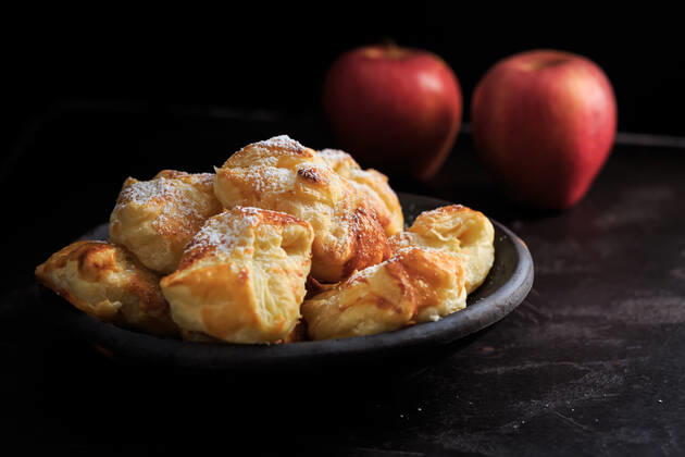IMAGO Creative, Food, Gebäck, Apfeltaschen Homemade small apple turnovers in bowl on black background Homemade small apple turnovers in bowl on black background Copyright: xZoonar.com IngridxBalabanovax 17533071