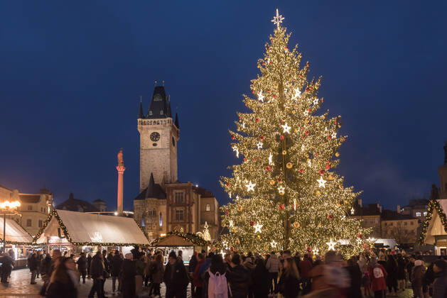 November 28, 2022, Prague, Czech Republic: Illuminated Christmas tree as seen on the traditional Christmas market at Old town Square in Prague. Prague Czech Republic - ZUMAs197 20221128_zaa_s197_277 Copyright: xTomasxTkacikx
