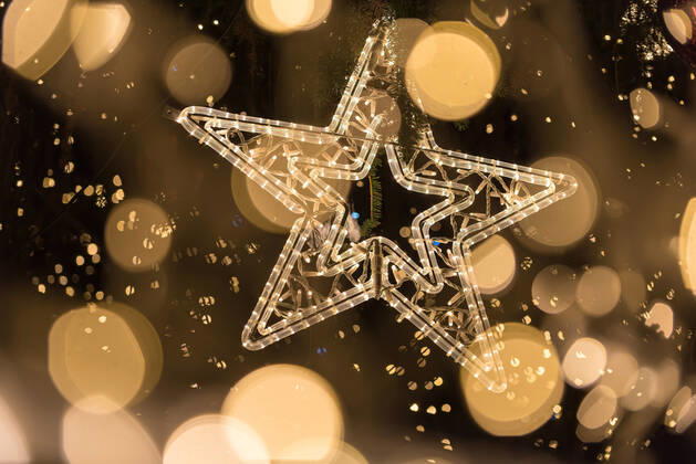 November 28, 2022, Prague, Czech Republic: Illuminated Christmas star as seen on Christmas tree on the traditional Christmas market at Old town Square in Prague. Prague Czech Republic - ZUMAs197 20221128_zaa_s197_282 Copyright: xTomasxTkacikx