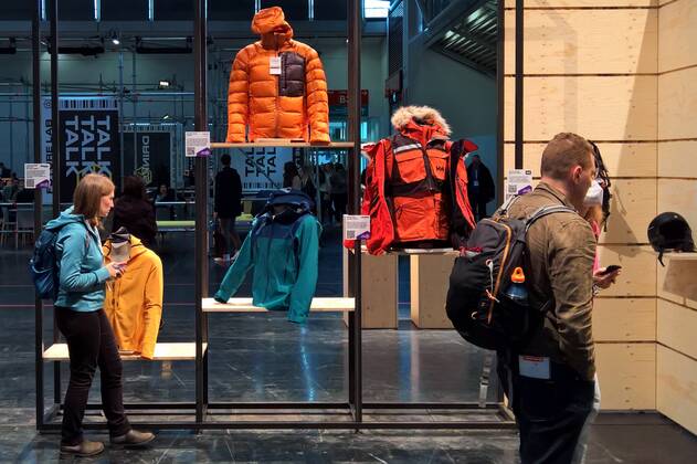 ISPO, the abbreviation stands for Internationale Fachmesse für Sportartikel und Sportmode Foto Messe Muenchen, Ispo 2022, Retro Ski Fashion bzw Outdoor Bekleidung