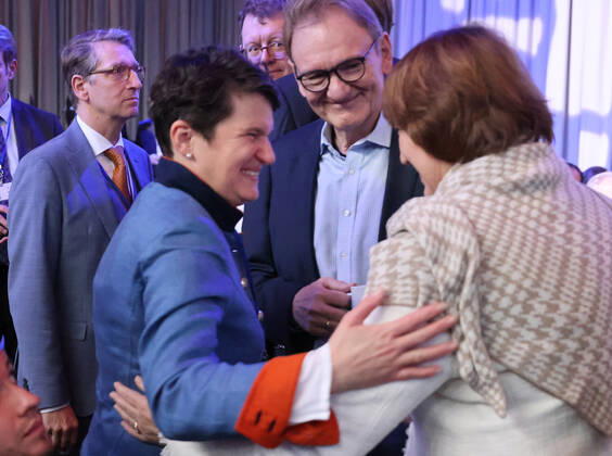 Habeck und Indstriekonferenz BDI und IG Metall 29.11.2022, Germany, Berlin,EUREF Campus, Indstriekonferenz 2022, Konferenz mit: Dr. Robert Habeck, Bundesminister für Wirtschaft und Klimaschutz Prof. Dr. Siegfried Russwurm, Präsident BDI Jörg Hofmann, Erster Vorsitzender der IG Metall hier Robert Habeck und BDI Russwurm, Zukunft des Industriestandortes Deutschland Chancen und Herausforderungen der Transformation der Industrie Panelgäste werden sein: Kerstin Andreae, Vorsitzende der Hauptgeschäftsführung des bdew Thierry Breton, EU-Kommissar für den Binnenmarkt Dr. Robert Habeck, Bundesminister für Wirtschaft und Klimaschutz Jörg Hofmann, Erster Vorsitzender der IG Metall Prof. Dr. Siegfried Russwurm, Präsident des BDI, hier BDI Praesiden