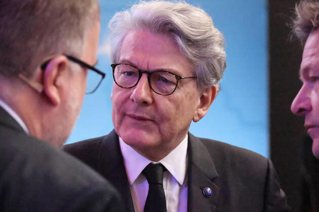 Habeck und Indstriekonferenz BDI und IG Metall 29.11.2022, Germany, Berlin,EUREF Campus, Indstriekonferenz 2022, Konferenz mit: Dr. Robert Habeck, Bundesminister für Wirtschaft und Klimaschutz Prof. Dr. Siegfried Russwurm, Präsident BDI Jörg Hofmann, Erster Vorsitzender der IG Metall hier Robert Habeck und BDI Russwurm, Zukunft des Industriestandortes Deutschland Chancen und Herausforderungen der Transformation der Industrie Panelgäste werden sein: Kerstin Andreae, Vorsitzende der Hauptgeschäftsführung des bdew Thierry Breton, EU-Kommissar für den Binnenmarkt Dr. Robert Habeck, Bundesminister für Wirtschaft und Klimaschutz Jörg Hofmann, Erster Vorsitzender der IG Metall Prof. Dr. Siegfried Russwurm, Präsident des BDI (c) Frank Ossenbrin