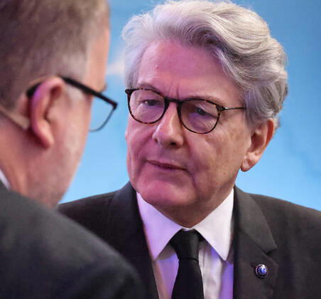 Habeck und Indstriekonferenz BDI und IG Metall 29.11.2022, Germany, Berlin,EUREF Campus, Indstriekonferenz 2022, Konferenz mit: Dr. Robert Habeck, Bundesminister für Wirtschaft und Klimaschutz Prof. Dr. Siegfried Russwurm, Präsident BDI Jörg Hofmann, Erster Vorsitzender der IG Metall hier Robert Habeck und BDI Russwurm, Zukunft des Industriestandortes Deutschland Chancen und Herausforderungen der Transformation der Industrie Panelgäste werden sein: Kerstin Andreae, Vorsitzende der Hauptgeschäftsführung des bdew Thierry Breton, EU-Kommissar für den Binnenmarkt Dr. Robert Habeck, Bundesminister für Wirtschaft und Klimaschutz Jörg Hofmann, Erster Vorsitzender der IG Metall Prof. Dr. Siegfried Russwurm, Präsident des BDI (c) Frank Ossenbrin