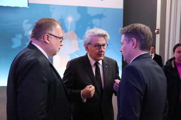 Habeck und Indstriekonferenz BDI und IG Metall 29.11.2022, Germany, Berlin,EUREF Campus, Indstriekonferenz 2022, Konferenz mit: Dr. Robert Habeck, Bundesminister für Wirtschaft und Klimaschutz Prof. Dr. Siegfried Russwurm, Präsident BDI Jörg Hofmann, Erster Vorsitzender der IG Metall hier Robert Habeck und BDI Russwurm, Zukunft des Industriestandortes Deutschland Chancen und Herausforderungen der Transformation der Industrie Panelgäste werden sein: Kerstin Andreae, Vorsitzende der Hauptgeschäftsführung des bdew Thierry Breton, EU-Kommissar für den Binnenmarkt Dr. Robert Habeck, Bundesminister für Wirtschaft und Klimaschutz Jörg Hofmann, Erster Vorsitzender der IG Metall Prof. Dr. Siegfried Russwurm, Präsident des BDI (c) Frank Ossenbrin