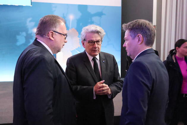 Habeck und Indstriekonferenz BDI und IG Metall 29.11.2022, Germany, Berlin,EUREF Campus, Indstriekonferenz 2022, Konferenz mit: Dr. Robert Habeck, Bundesminister für Wirtschaft und Klimaschutz Prof. Dr. Siegfried Russwurm, Präsident BDI Jörg Hofmann, Erster Vorsitzender der IG Metall hier Robert Habeck und BDI Russwurm, Zukunft des Industriestandortes Deutschland Chancen und Herausforderungen der Transformation der Industrie Panelgäste werden sein: Kerstin Andreae, Vorsitzende der Hauptgeschäftsführung des bdew Thierry Breton, EU-Kommissar für den Binnenmarkt Dr. Robert Habeck, Bundesminister für Wirtschaft und Klimaschutz Jörg Hofmann, Erster Vorsitzender der IG Metall Prof. Dr. Siegfried Russwurm, Präsident des BDI (c) Frank Ossenbrin