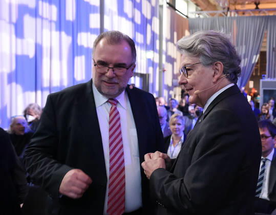 Habeck und Indstriekonferenz BDI und IG Metall 29.11.2022, Germany, Berlin,EUREF Campus, Indstriekonferenz 2022, Konferenz mit: Dr. Robert Habeck, Bundesminister für Wirtschaft und Klimaschutz Prof. Dr. Siegfried Russwurm, Präsident BDI Jörg Hofmann, Erster Vorsitzender der IG Metall hier Robert Habeck und BDI Russwurm, Zukunft des Industriestandortes Deutschland Chancen und Herausforderungen der Transformation der Industrie Panelgäste werden sein: Kerstin Andreae, Vorsitzende der Hauptgeschäftsführung des bdew Thierry Breton, EU-Kommissar für den Binnenmarkt Dr. Robert Habeck, Bundesminister für Wirtschaft und Klimaschutz Jörg Hofmann, Erster Vorsitzender der IG Metall Prof. Dr. Siegfried Russwurm, Präsident des BDI, hier BDI Praesiden