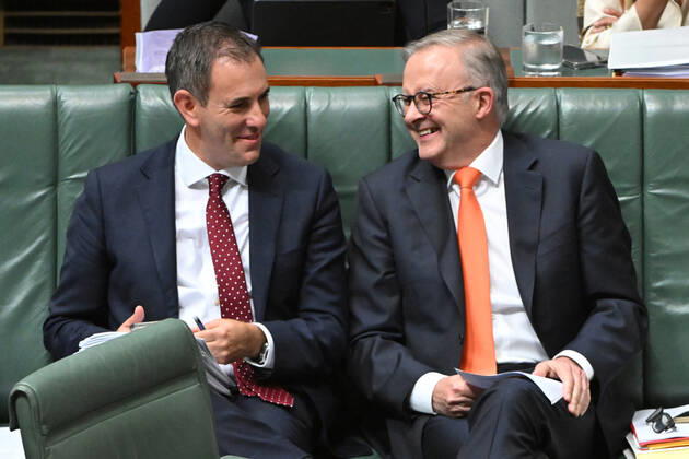 QUESTION TIME, Treasurer Jim Chalmers and Prime Minister Anthony Albanese during Question Time in the House of Representatives at Parliament House in Canberra, Wednesday, November 30, 2022. ( NO ARCHIVING, EDITORIAL USE ONLY, NO USE IN BOOKS WITHOUT CONSENT CANBERRA ACT AUSTRALIA  Copyright: xMICKxTSIKASx 20221130001736860480