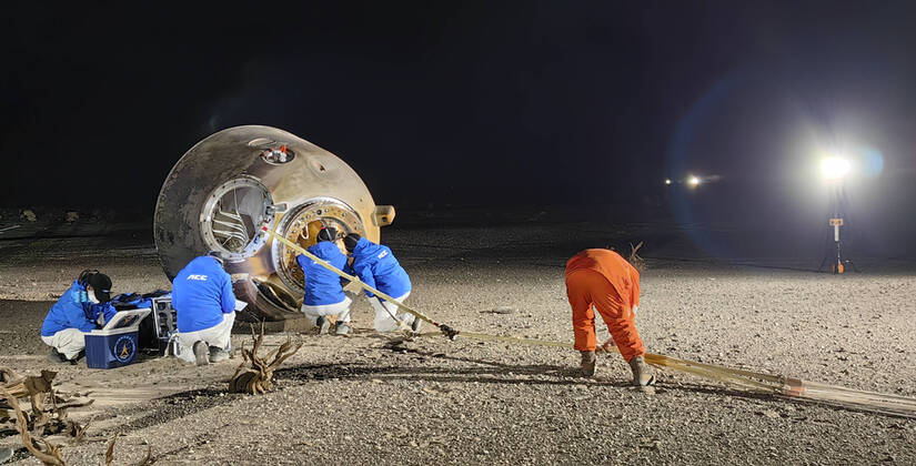 (221204) -- DONGFENG LANDING SITE, Dec. 4, 2022 -- The return capsule of the Shenzhou-14 manned spaceship touches down safely at the Dongfeng landing site in north China s Inner Mongolia Autonomous Region, Dec. 4, 2022. ) (EyesonSci)CHINA-SHENZHOU-14-RETURN (CN) LixGang 