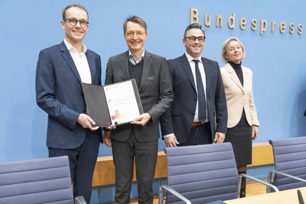 News Themen der Woche KW49 News Bilder des Tages Bundespressekonferenz in Berlin - Reformvorschläge der Regierungskommission Krankenhausversorgung - Prof. Dr. med. Tom Bschor, Koordinator Regierungskommission eine moderne und bedarfsgerechte Krankenhausversorgung sowie Facharzt für Psychiatrie und Psychotherapie, Karl Lauterbach, Bundesgesundheitsminister, Prof. Dr. Christian Karagiannidis, Präsident Deutsche Gesellschaft für Internistische Intensivmedizin und Notfallmedizin DGIIN sowie Facharzt für Innere Medizin, Pneumologie und Intensivmedizin, Irmtraut Gürkan, stellvertretende Aufsichtsratsvorsitzende der Charità (von links);Bundespressekonferenz in Berlin - Reformvorschläge der Regierungskommission Krankenhausversorgung - Prof. Dr. med. Tom Bschor, Koordinator Regierungskom