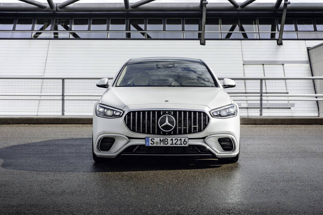 **VIDEO AVAILABLE: CONTACT INFO@COVERMG.COM TO RECEIVE** Mercedes have revealed their new S63 AMG - the first hybrid version of their flagship limousine - and one comes with more power than ever before. Under the bonnet, there?s a 4.0-litre twin-turbo V8 engine similar to the one you get in the Mercedes-AMG GT 63 S E Performance, along with an electric motor on the rear axle. With a combined system output of 791 hp and 1,055 lb-ft, the AMG S 63 E PERFORMANCE sets new standards for similar models of car. It accelerates from 0 to 60 mph takes just 3.2 seconds (est.) and has an 180 mph top speed. With E PERFORMANCE, we are now opening a new chapter: Never before has a luxury sedan so perfectly combined best-in-class performance with super Copyright: xMercedes-Benzx 52259219 EDITORIAL USE ONLY. NOT FOR USE BY NEWSPAPERS BASED IN THE UK.