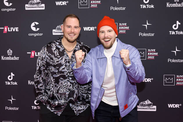 The presenters Benni Wolter and Dennis Wolter at the 23 award ceremony of the 1Live Krone 2022 in the Jahrhunderthalle Bochum, 08 12 2022 NRW Germany Copyright: xChristophxHardtx