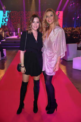 Jule Goelsdorf, Laura Karasek at the 1live Krone 2022 in the Jahrhunderthalle in Bochum on 08 12 2022