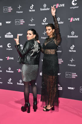 Donya Farahani and Maryam Koohestanian at the 23 award ceremony of the 1Live Krone 2022 in the Jahrhunderthalle Bochum, 08 12 2022 Foto:xN.xKubelkax xFuturexImage