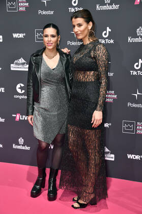 Donya Farahani and Maryam Koohestanian at the 23 award ceremony of the 1Live Krone 2022 in the Jahrhunderthalle Bochum, 08 12 2022 Foto:xN.xKubelkax xFuturexImage