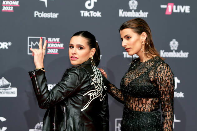 1LIVE Krone award ceremony in Bochum Donya Farahani and Maryam fyi Maryam Koohestanian on the red carpet at the 1LIVE Krone award ceremony in the Jahrhunderthalle in Bochum Copyright: xEventpressxGolejewskix