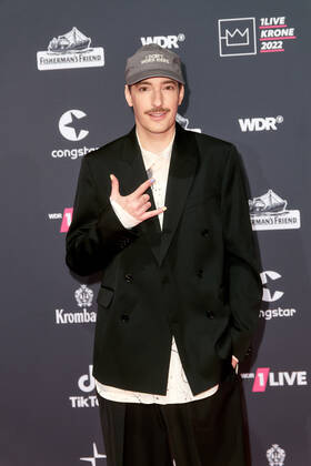 1LIVE Krone award ceremony in Bochum Casper Benjamin Griffey on the red carpet at the 1LIVE Krone award ceremony in the Jahrhunderthalle in Bochum Copyright: xEventpressxGolejewskix