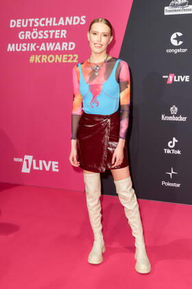1LIVE Krone award ceremony in Bochum Lea Lea Marie Becker on the red carpet at the 1LIVE Krone award ceremony in the Jahrhunderthalle in Bochum Copyright: xEventpressxGolejewskix