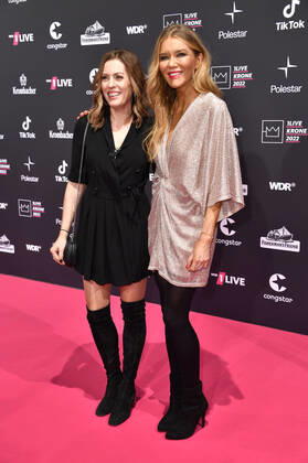 Jule Gölsdorf and Laura Karasek at the 23 award ceremony of the 1Live Krone 2022 in the Jahrhunderthalle Bochum, 08 12 2022 Foto:xN.xKubelkax xFuturexImage
