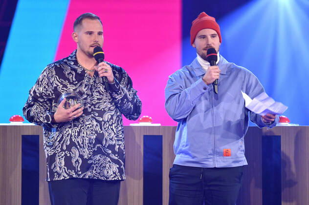Dennis Wolter and Benjamin Wolter at the 23 award ceremony of the 1Live Krone 2022 in the Jahrhunderthalle Bochum, 08 12 2022 Foto:xN.xKubelkax xFuturexImage
