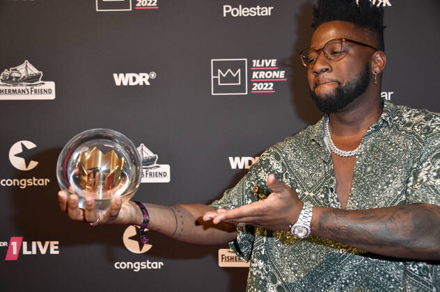 Crown of Kelvin Jones at the 23 award ceremony of the 1Live Krone 2022 in the Jahrhunderthalle Bochum, 08 12 2022 Foto:xN.xKubelkax xFuturexImage