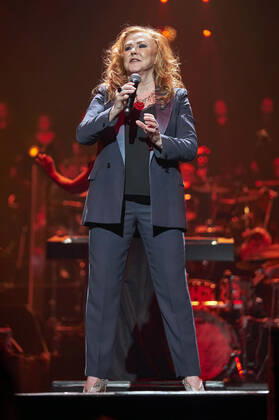 Carol Decker T Pau live at Night of the Proms 2022 at ZAG Arena Hannover, 08 12 2022 Foto:xU.xStammx xFuturexImage