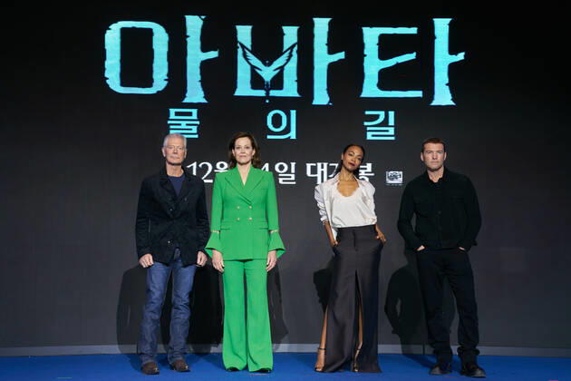 Avatar: The Way of Water film press conference SEOUL, SOUTH KOREA, DEC 09: Actors Stephen Lang, Sigourney Weaver, Zoe Saldana, Sam Worthington during Avatar: The Way of Water film press conference at the Conrad Seoul Hotel in Seoul, South Korea, on December 09, 2022. Seoul the Conrad Seoul Hotel South Korea 7693_266853 Copyright: xStevexChoxKyewoong PentaxPressx