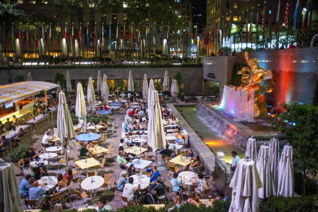 IMAGO Creative, Jahreszeit Sommer, Sommer in der Stadt The rink at the Rockefeller Center and the summer garden Bar and restaurant and The statue of the Titan God, Prometheus sits above the sunken plaza at the Rockefeller Center located in Midtown Manhattan, NYC New York New York USA Copyright: xSergixReboredox SRE-096-EQ8287