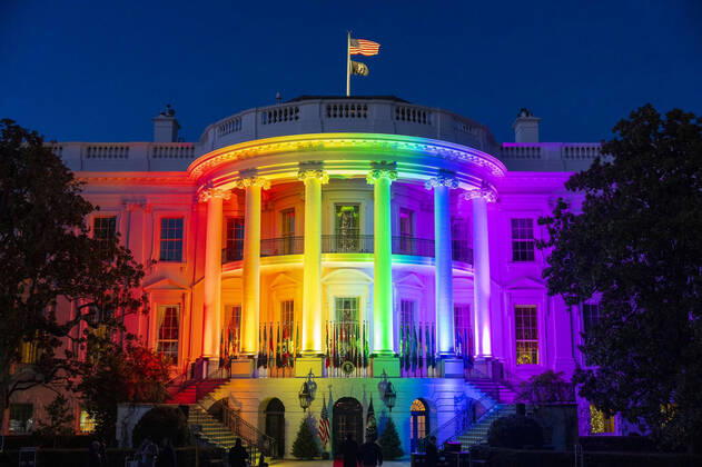 Bilder des Jahres 2022, News 12 Dezember News Themen der Woche KW50 December 13, 2022, Washington, DC, United States: The White House is decorated with rainbow colored lights after U.S. President Joe Biden signed into law the Respect for Marriage Act on the South Lawn of the White House, December 13, 2022 in Washington, D.C. The law now guarantees federal recognition of same-sex and interracial marriages nationwide. Washington United States - ZUMAp138 20221213_zaa_p138_010 Copyright: xAdamxSchultz WhitexHousex