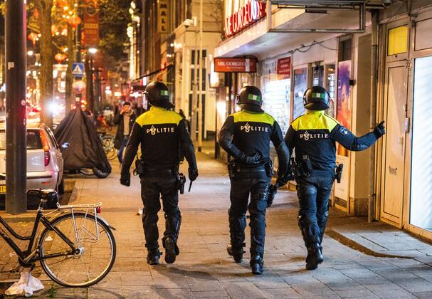 ROTTERDAM Young people are being sent away from the Kruisplein by the riot police after the lost semi final match between Morocco and France at the World Cup football in Qatar ANP JEFFREY GROENEWEG netherlands out belgium out Copyright: xx x459434798x originalFilename: 459434798