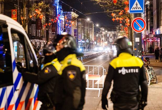 ROTTERDAM Young people are being sent away from the Kruisplein by the riot police after the lost semi final match between Morocco and France at the World Cup in Qatar ANP JEFFREY GROENEWEG netherlands out belgium out Copyright: xx x459434802x originalFilename: 459434802
