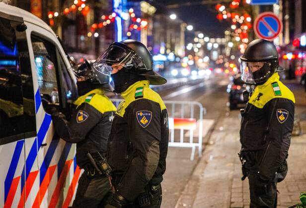 ROTTERDAM Young people are being sent away from the Kruisplein by the riot police after the lost semi final match between Morocco and France at the World Cup football in Qatar ANP JEFFREY GROENEWEG netherlands out belgium out Copyright: xx x459434805x originalFilename: 459434805
