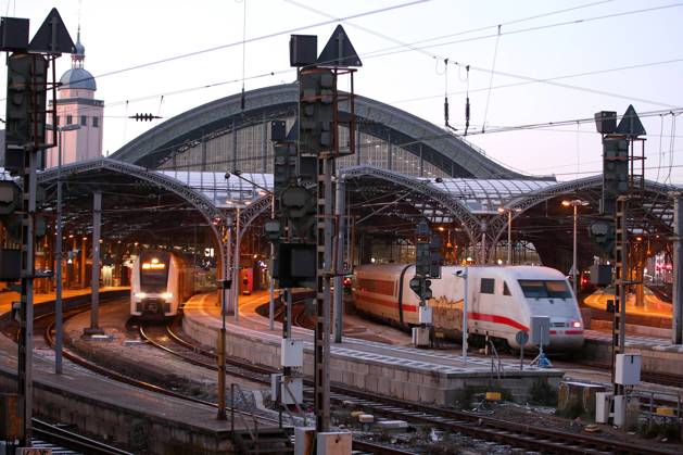 17 12 2022, Cologne, The Cologne main station HBF is the most important railroad junction of Cologne and is located in the city center Trains stand on the tracks and drive to the station The rails are iced over by frost The introduction of the 49 Euro ticket should lead to better availability in local transport North Rhine Westphalia Germany