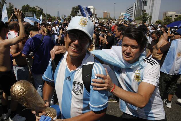 Santiago, December 18, 2022 Argentines celebrate Qatars world soccer championship in Plaza Italia, won by their team at the Argentine embassy in Chile Suffering and maximum joy Juan Eduardo Lopez Aton Chile, Santiago Chile Aton 666312 Copyright: JUANxEDUARDOxLOPEZ ATONxCHILE