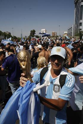 Santiago, December 18, 2022 Argentines celebrate Qatars world soccer championship in Plaza Italia, won by their team at the Argentine embassy in Chile Suffering and maximum joy Juan Eduardo Lopez Aton Chile, Santiago Chile Aton 666313 Copyright: JUANxEDUARDOxLOPEZ ATONxCHILE