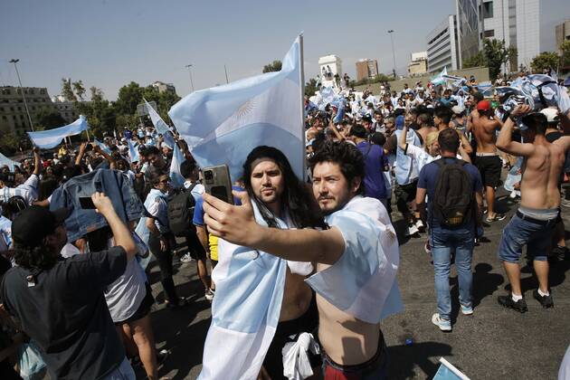 Santiago, December 18, 2022 Argentines celebrate Qatars world soccer championship in Plaza Italia, won by their team at the Argentine embassy in Chile Suffering and maximum joy Juan Eduardo Lopez Aton Chile, Santiago Chile Aton 666315 Copyright: JUANxEDUARDOxLOPEZ ATONxCHILE
