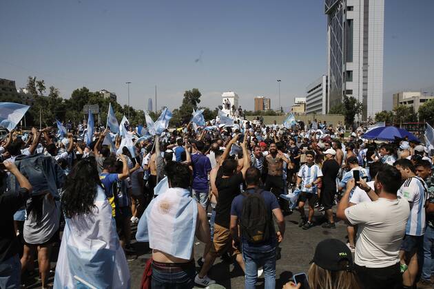 Santiago, December 18, 2022 Argentines celebrate Qatars world soccer championship in Plaza Italia, won by their team at the Argentine embassy in Chile Suffering and maximum joy Juan Eduardo Lopez Aton Chile, Santiago Chile Aton 666317 Copyright: JUANxEDUARDOxLOPEZ ATONxCHILE