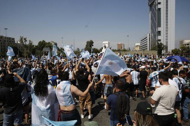 Santiago, December 18, 2022 Argentines celebrate Qatars world soccer championship in Plaza Italia, won by their team at the Argentine embassy in Chile Suffering and maximum joy Juan Eduardo Lopez Aton Chile, Santiago Chile Aton 666318 Copyright: JUANxEDUARDOxLOPEZ ATONxCHILE