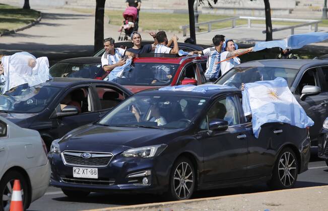 Santiago, December 18, 2022 Argentines celebrate the World Cup in Qatar in Plaza Italia, won by their team at the Argentine embassy in Chile Suffering and maximum joy Juan Eduardo Lopez Aton Chile, Santiago Chile Aton 666346 Copyright: JUANxEDUARDOxLOPEZ ATONxCHILE