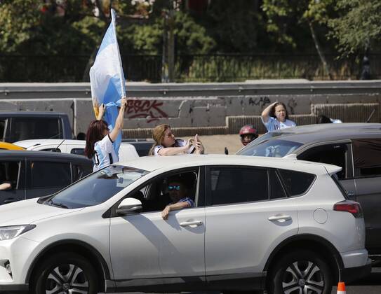 Santiago, December 18, 2022 Argentines celebrate Qatars world soccer championship in Plaza Italia, won by their team at the Argentine embassy in Chile Suffering and maximum joy Juan Eduardo Lopez Aton Chile, Santiago Chile Aton 666348 Copyright: JUANxEDUARDOxLOPEZ ATONxCHILE