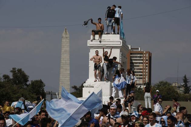 Santiago, December 18, 2022 Argentines celebrate Qatars world soccer championship in Plaza Italia, won by their team at the Argentine embassy in Chile Suffering and maximum joy Juan Eduardo Lopez Aton Chile, Santiago Chile Aton 666349 Copyright: JUANxEDUARDOxLOPEZ ATONxCHILE