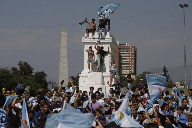 Santiago, December 18, 2022 Argentines celebrate Qatars world soccer championship in Plaza Italia, won by their team at the Argentine embassy in Chile Suffering and maximum joy Juan Eduardo Lopez Aton Chile, Santiago Chile Aton 666351 Copyright: JUANxEDUARDOxLOPEZ ATONxCHILE