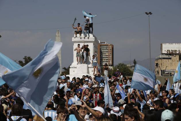 Santiago, December 18, 2022 Argentines celebrate Qatars world soccer championship in Plaza Italia, won by their team at the Argentine embassy in Chile Suffering and maximum joy Juan Eduardo Lopez Aton Chile, Santiago Chile Aton 666352 Copyright: JUANxEDUARDOxLOPEZ ATONxCHILE
