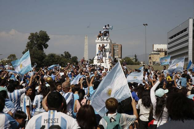 Santiago, December 18, 2022 Argentines celebrate Qatars world soccer championship in Plaza Italia, won by their team at the Argentine embassy in Chile Suffering and maximum joy Juan Eduardo Lopez Aton Chile, Santiago Chile Aton 666353 Copyright: JUANxEDUARDOxLOPEZ ATONxCHILE