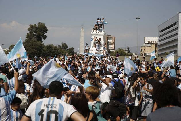 Santiago, December 18, 2022 Argentines celebrate Qatars world soccer championship in Plaza Italia, won by their team at the Argentine embassy in Chile Suffering and maximum joy Juan Eduardo Lopez Aton Chile, Santiago Chile Aton 666354 Copyright: JUANxEDUARDOxLOPEZ ATONxCHILE