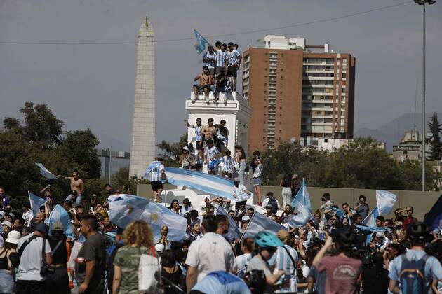 Santiago, December 18, 2022 Argentines celebrate Qatars world soccer championship in Plaza Italia, won by their team at the Argentine embassy in Chile Suffering and maximum joy Juan Eduardo Lopez Aton Chile, Santiago Chile Aton 666361 Copyright: JUANxEDUARDOxLOPEZ ATONxCHILE