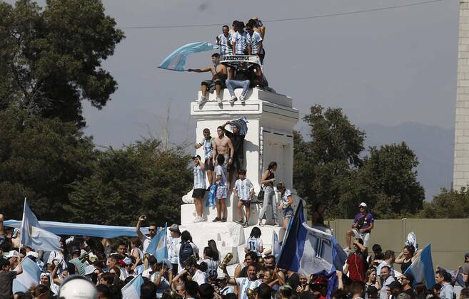 Santiago, December 18, 2022 Argentines celebrate Qatars world soccer championship in Plaza Italia, won by their team at the Argentine embassy in Chile Suffering and maximum joy Juan Eduardo Lopez Aton Chile, Santiago Chile Aton 666362 Copyright: JUANxEDUARDOxLOPEZ ATONxCHILE