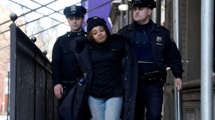 Bilder des Jahres 2022, Entertainment 12 Dezember Entertainment Themen der Woche KW51 Entertainment Bilder des Tages New York, Einbrecherin wollte offenbar Robert De Niros Weihnachtsgeschenke stehlen December 19, 2022: NYPD officers take suspect Shanice Aviles to Central Booking Monday after she was allegedly caught stealing Christmas presents from under a tree at Robert De Niro s townhouse on the Upper East Side. - ZUMAm67_ 20221219_zaf_m67_008 Copyright: xLuizxC.xRibeirox